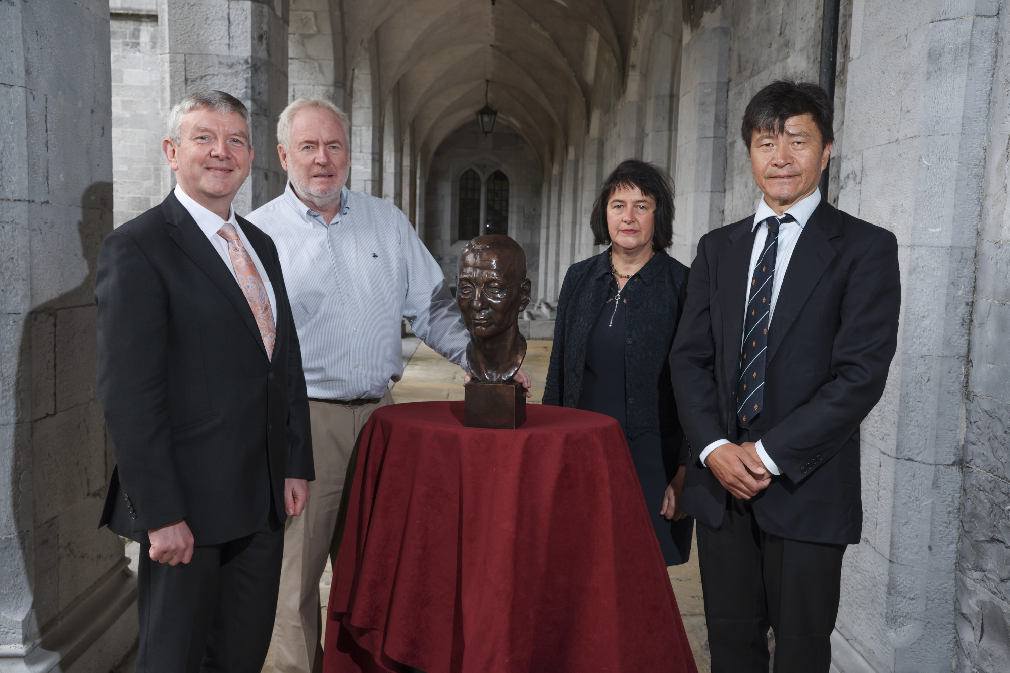 #InPictures: Bronze bust of Nobel laureate unveiled at University of Galway