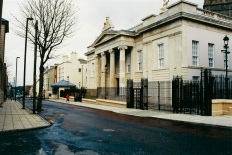 Northern Ireland: Car bomb explodes outside Derry courthouse